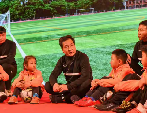 平凡铸就伟大——祝贺我校“草根足球之父”邓世俊教练荣获江汉区第六届“感动江汉人物”！