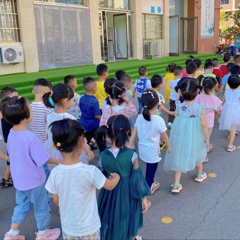 【实验小学和平路幼儿园】中一班开学啦之户外活动