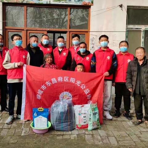 《阳光公益协会》寒冬送棉衣，温暖老人心