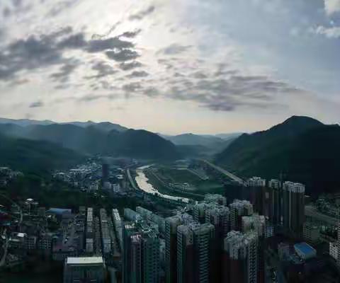 空中白云飘 逼做“老油条”