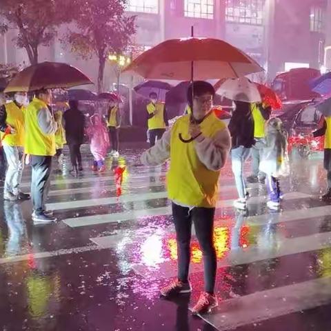 雨中的感动——现代明德学校“柠檬黄”雨中值勤