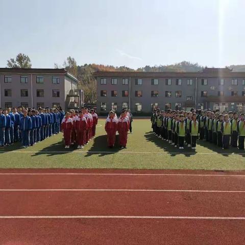 汤图满族乡九年一贯制学校中学部会操比赛