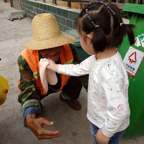 小精灵幼儿园“可爱的劳动者，您辛苦了”主题教育活动