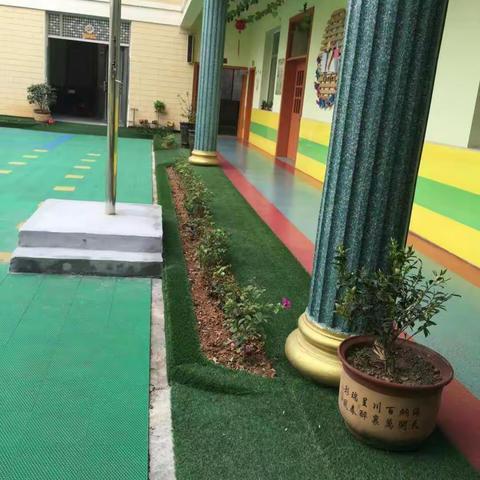 小精灵幼儿园“大手拉小手，清洁家园”环境整治活动