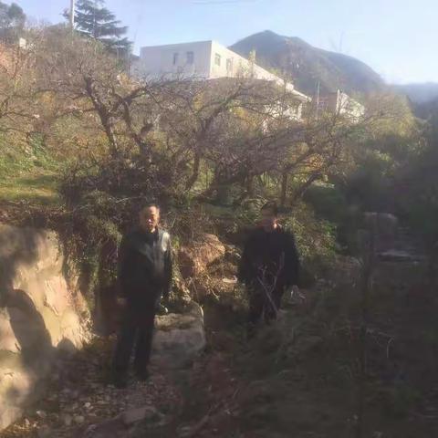 骊山街道办事处主任黄晓忠履行河长职责，徒步巡查河道