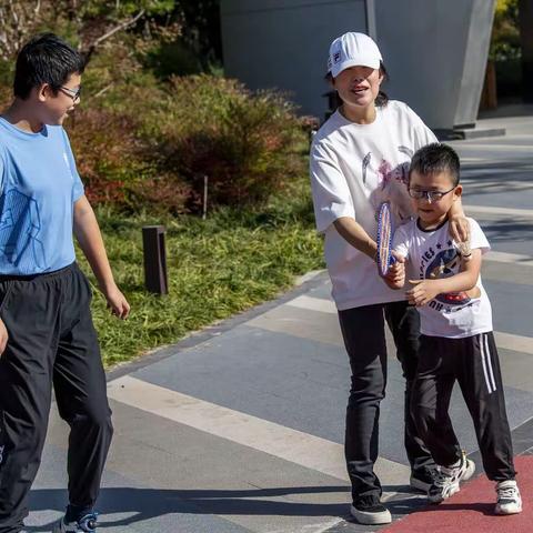 运动场里的何宇航和宇泰宇然弟弟