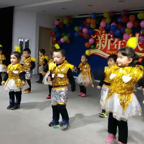 七色彩虹幼儿园新年篇章