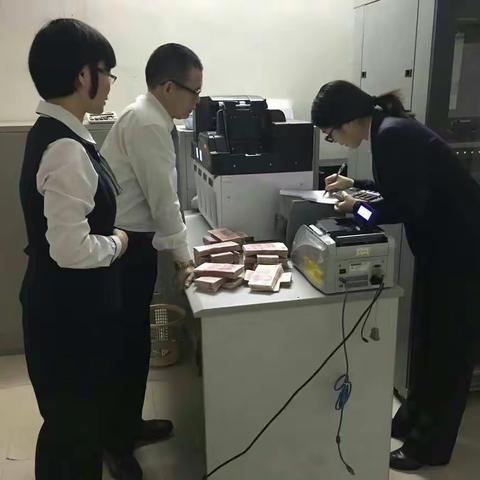 番禺支行开展在行式自助设备加配钞业务检查