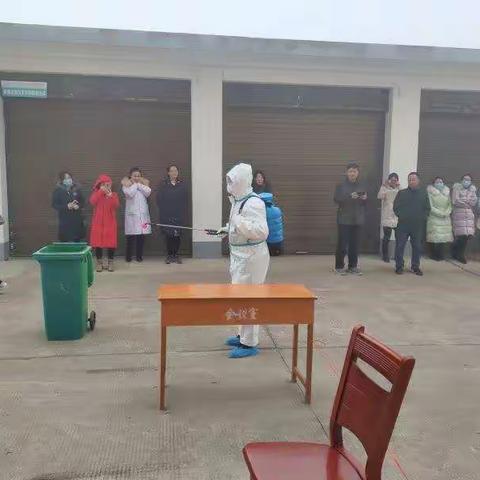 勇往直前 无惧风险                      ——罗山疾控中心消杀队员风采