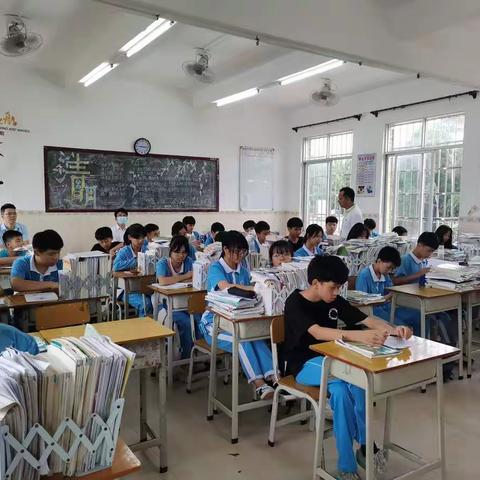 热烈欢迎龙门县教师发展中心中学部研训员到地派中学指导教学工作