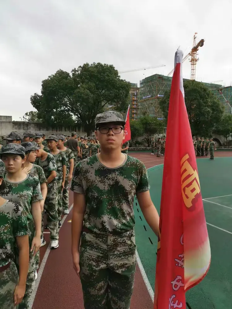 卫城中学学军二班军训留影