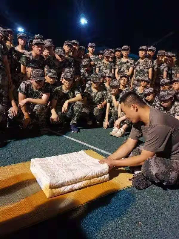 卫城中学学军二班军训留影