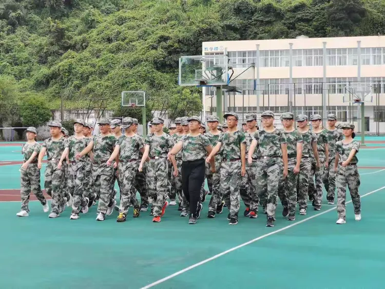 卫城中学学军二班军训留影