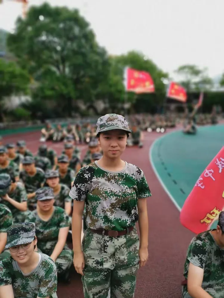 卫城中学学军二班军训留影