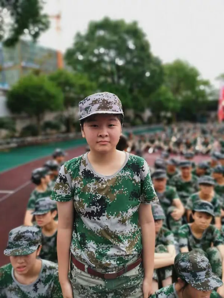 卫城中学学军二班军训留影