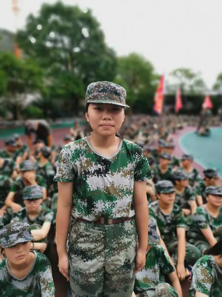 卫城中学学军二班军训留影