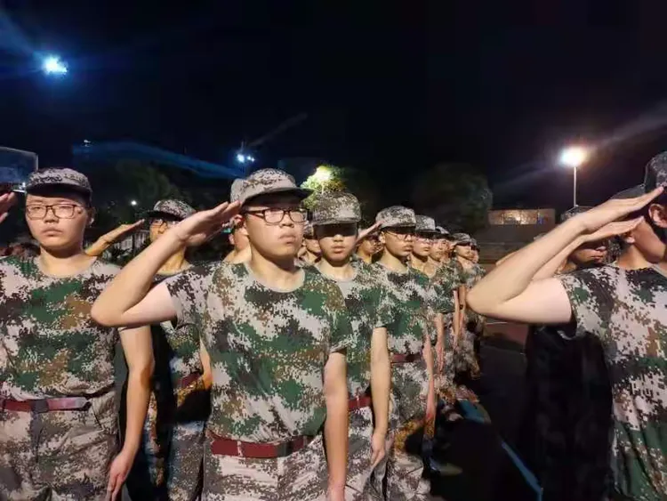 卫城中学学军二班军训留影