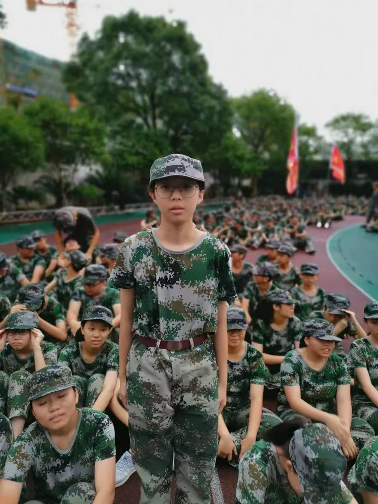 卫城中学学军二班军训留影