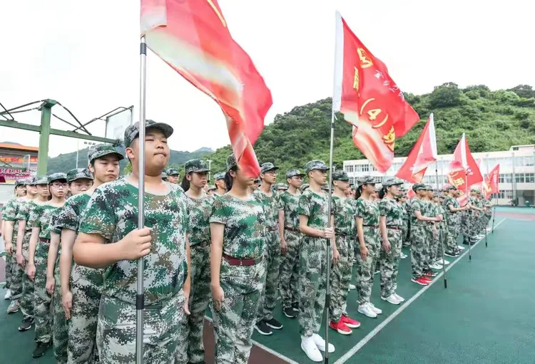 卫城中学学军二班军训留影