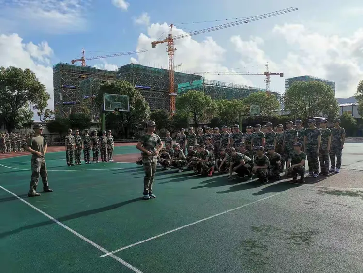 卫城中学学军二班军训留影
