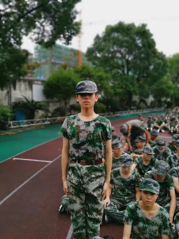 卫城中学学军二班军训留影