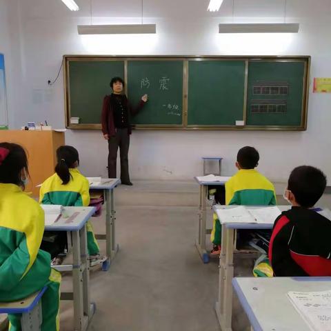 胡湾小学地震应急演练及防火逃生演练剪影