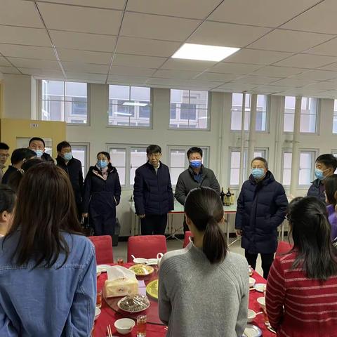 关爱在校园--密云二中青年教师在校过年