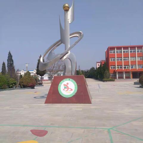 春风浩荡花争艳，忙趁春光好读书。–––同学们，东坡中学想你们了！