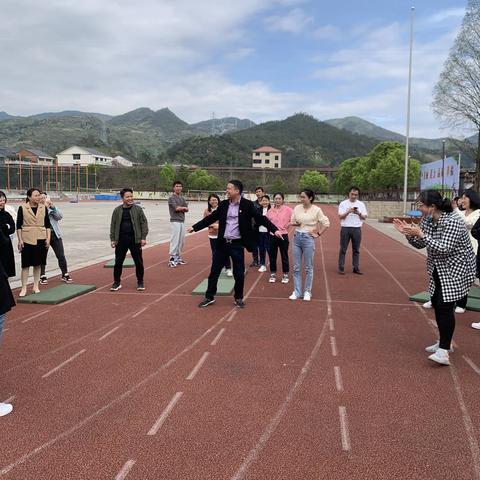 铁中集团举行“同舟共济”教职工趣味活动