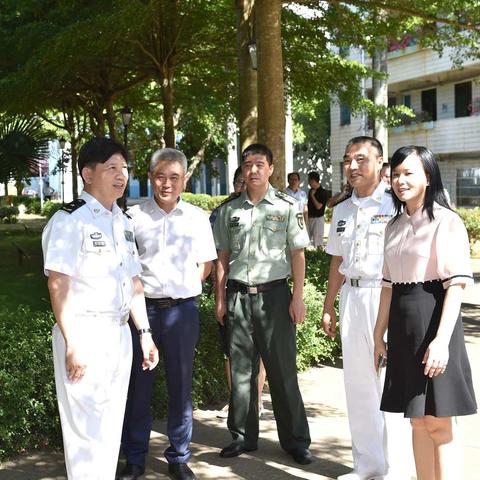 慰问送暖，情深意长        ——南航部队贺跃华政委、龙华区区委书记、区长邓立松到海燕小学“六一”慰问