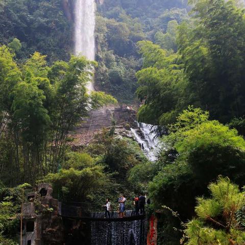 人间瑶池一一宝峰湖