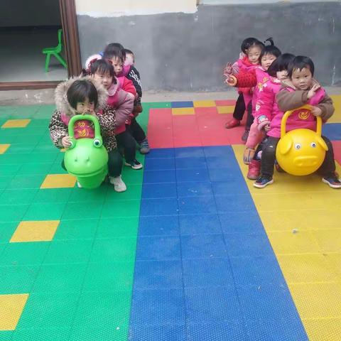 开学已有两三周，现在新生孩子们已经适应了幼儿园的生活，为孩子们的成长点赞！