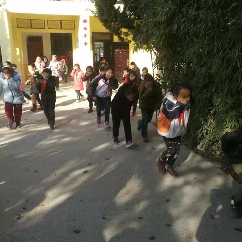 西安市高陵区崇皇徐吾小学冬季消防疏散演练及抗震减灾科普宣传活动