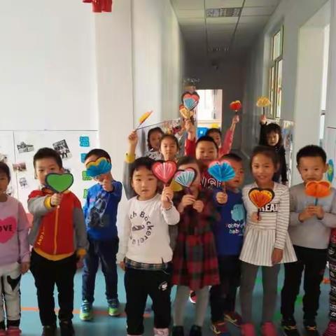 大五班小朋友祝天下所有老人重阳节快乐，身体安康。