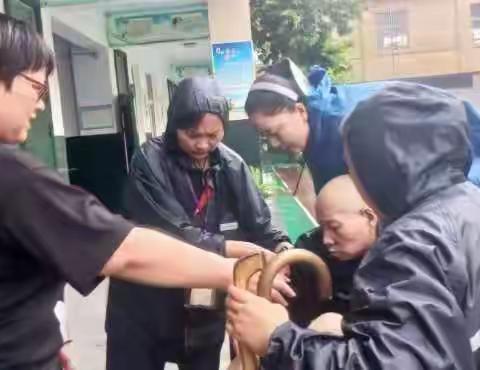 风雨中绽放铿锵玫瑰  灾情中凝聚巾帼力量——记城郊乡下街居委会抗洪“四姐妹”
