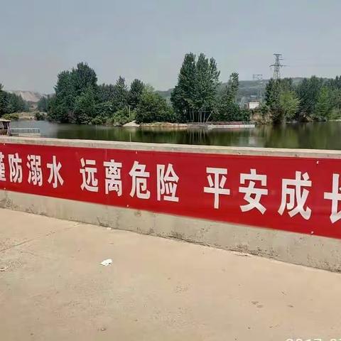 关爱留守儿童暑期生活，筑牢学生暑期安全大坝。 --张村镇中暑期学生社会实践活动