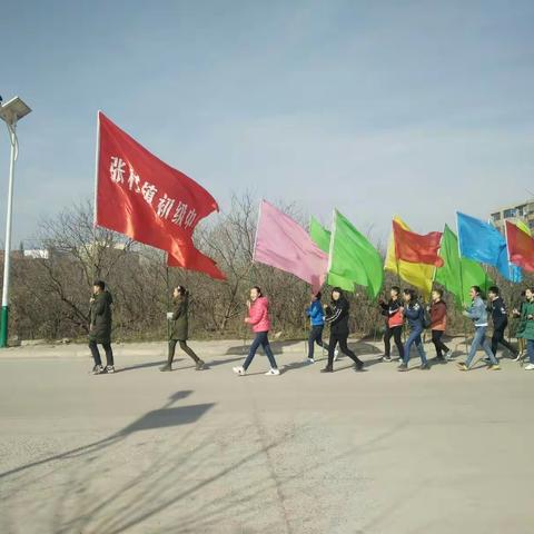 张村镇中“爱心生日暖夕阳”活动掠影。