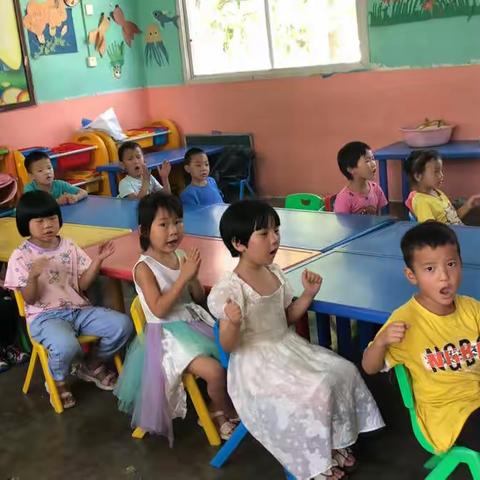 呀呀学语幼儿活泼可爱，默默耕耘园丁辛勤育苗