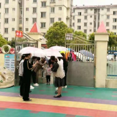 老师们爱心❤️接孩子