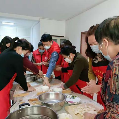 社区“小红”包饺子 暖心“邻”距离