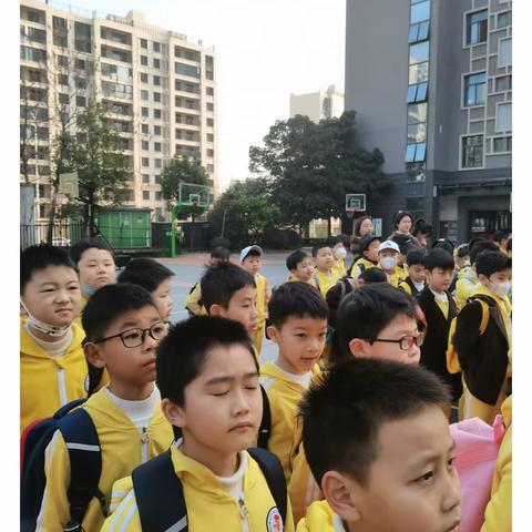 亲近自然，拥抱春天——记萌芽三五班春季研学