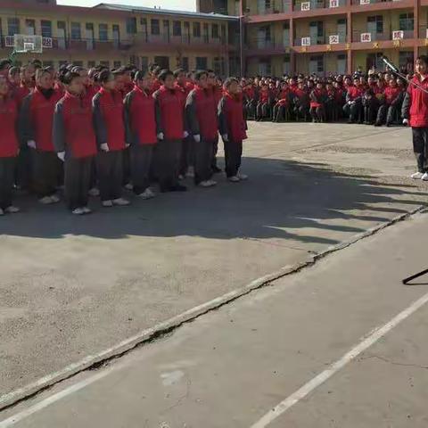 努力奔跑，我们都是追梦人。                             ―横水初中182班班级风彩