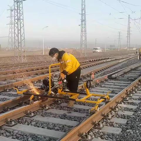 钢轨打磨为线路“修身塑形”