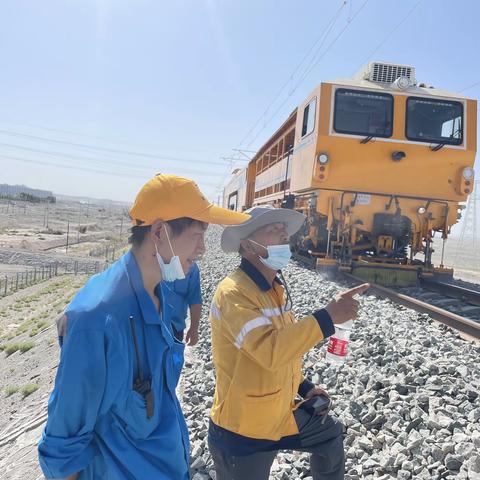 精心组织中捣车作业，为线路设备“强筋壮骨”