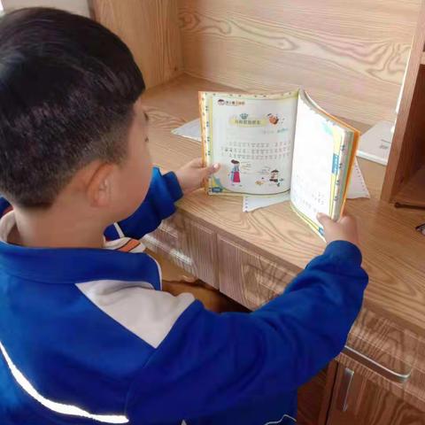 《书相伴   心飞扬》科区实验小学二年十班刘浩轩