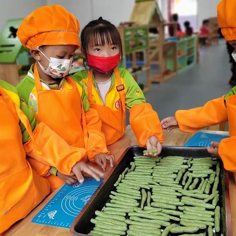 “三比一争”比服务——夏造镇中心幼儿园开展美好“食”光 ，为“艾”行动——做艾米果活动