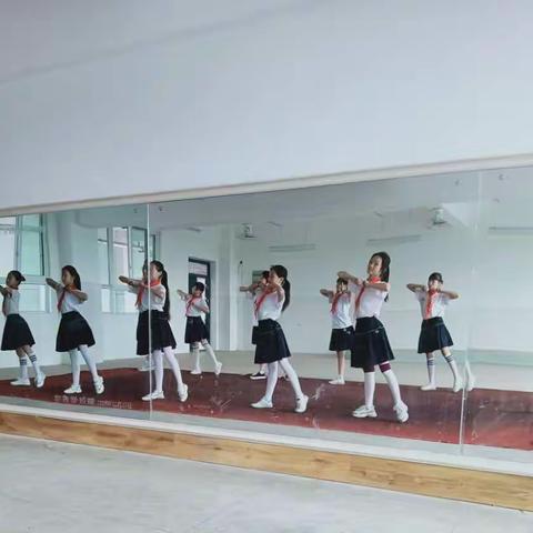 红领巾，飘起来！