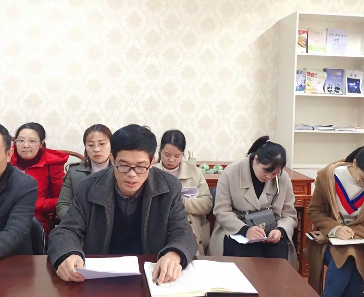 学校搭台聚合力,名师引领促发展