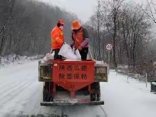 急雪如令  咸阳市公路局防滑保畅在行动