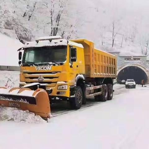 咸阳市公路局干部职工沐雪迎风为春运护航